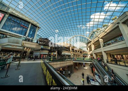 LEEDS, Regno Unito - 13 agosto: Questa è la Trinità Shopping Centre, un famoso centro commerciale situato nel centro della città, il 13 agosto 2019 a Le Foto Stock