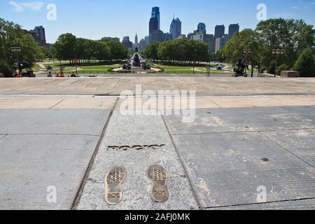 PHILADELPHIA, Stati Uniti d'America - 12 giugno 2013: gradini rocciosi monumento a Philadelphia. Il monumento commemora acclamato film Rocky dal 1976. Foto Stock