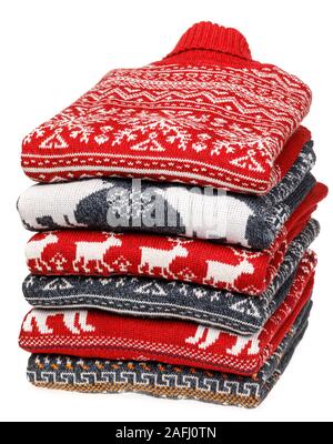 Pila di fogli piegati a maglia turtleneck Natale maglioni o maglie con il nordic ornamento isolati su sfondo bianco Foto Stock