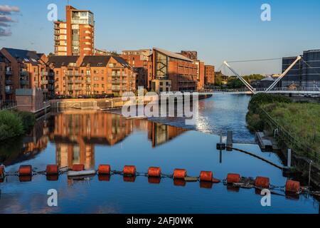LEEDS, Regno Unito - 13 agosto: Riverside edifici vicino alla famosa Leeds Dock lungo il fiume Aire il 13 agosto 2019 a Leeds Foto Stock