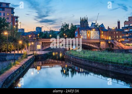 LEEDS, Regno Unito - 13 agosto: vista serale di Crown Point Bridge, vicino alla famosa Leeds dock sul 13 agosto 2019 a Leeds Foto Stock