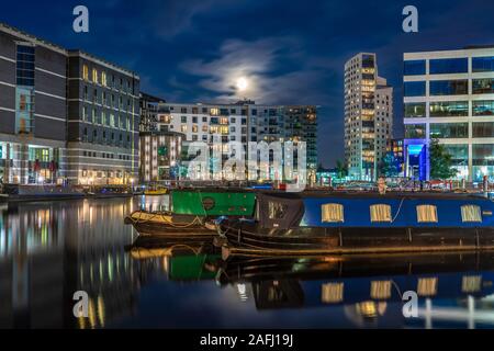 LEEDS, Regno Unito - 13 agosto: questa è una vista serale della città lungo il fiume edifici e barche ancorate a Leeds Dock sul 13 agosto 2019 a Leeds Foto Stock