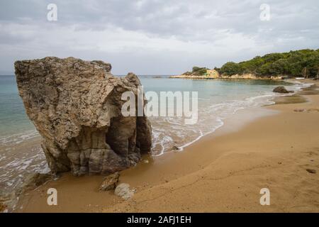 Una roccia sulla riva del mare sull'isola greca di Sithonia Foto Stock