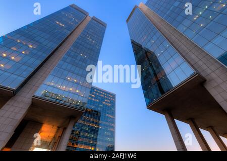 Edifici per uffici a distretto finanziario noto come Nueva Las Condes in Rosario Norte Street, Las Condes de Santiago de Cile Foto Stock