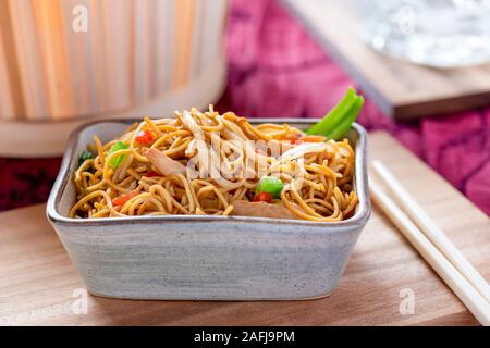 Gustoso pollo-Chow Mein-ricetta con verdure tenere lontano girato in un ristorante con spazio di copia in background ideale per testo sopra i laici Foto Stock