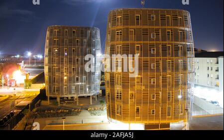 Gli edifici moderni sono illuminate nella notte Foto Stock