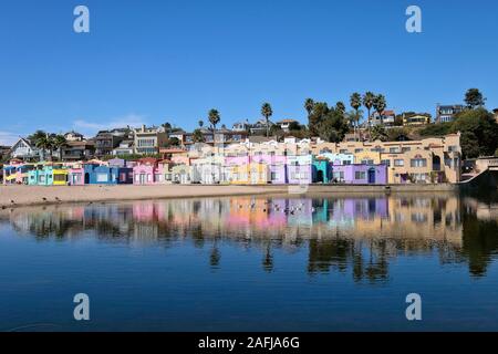 Le case colorate del Venetian Hotel sulla spiaggia di Capitola Beach, Capitola, Kalifornien, STATI UNITI D'AMERICA Foto Stock