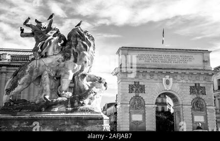 Statue di leoni di fronte arco trionfale Foto Stock