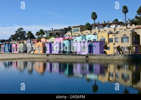 Le case colorate del Venetian Hotel sulla spiaggia di Capitola Beach, Capitola, Kalifornien, STATI UNITI D'AMERICA Foto Stock
