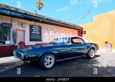 Classic Car Pontiac Firebird nei locali di un Automobile usata concessionari di Santa Cruz, California, Stati Uniti d'America Foto Stock