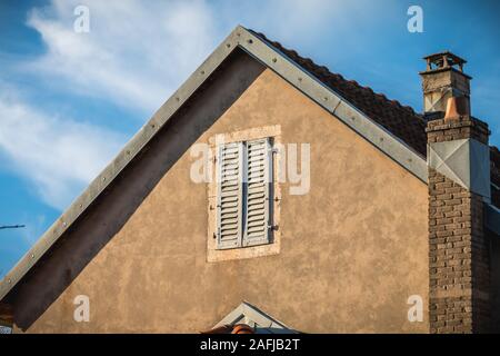 Beaucourt, Francia - 26 dicembre 2017: dettagli architettonici di tipica casa residenziale di una piccola città nella parte orientale della Francia su una giornata invernale Foto Stock