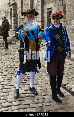 St Malo pirati il roaming per le strade di città vecchia, St Malo, Saint Malo, Bretagna Francia nel dicembre - colore selettivo popping su monocromatica Foto Stock