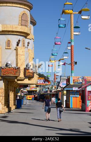 Santa Cruz Beach Boardwalk Amusement Park, Freizeitpark mit zahlreichen Spielen und FahrgeschŠften am Strand von Santa Cruz, Kalifornien, STATI UNITI D'AMERICA Foto Stock