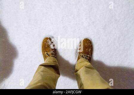 Caterpillar Timberland marrone cuoio lavoro scarpe e stivali nella neve Foto Stock