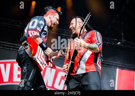 Monaco di Baviera, Germania - 31 Maggio: Jason gancio (L) e Zoltan Balhory (R), chitarristi della American metal band cinque dita morte punzone (5FDP), performing live presso il festival Rockavaria il 31 maggio 2015 a Monaco di Baviera, Germania. Foto Stock