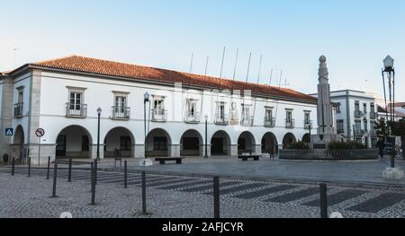 Tavira, Portogallo - 30 Aprile 2018: dettagli architettonici del consiglio comunale di Tavira su una giornata di primavera Foto Stock