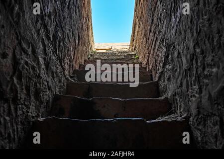 Uscire dal buio del basamento in pietra Foto Stock