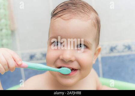 Bellissimo bambino di spazzolare i denti con uno spazzolino da denti in bagno Foto Stock