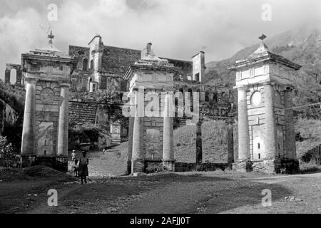 Das Dorf Milot und die Ruinen von Schloss Sans-Souci, 1967. Villaggio di Milot e le rovine del castello di Sans-Souci, 1967. Foto Stock