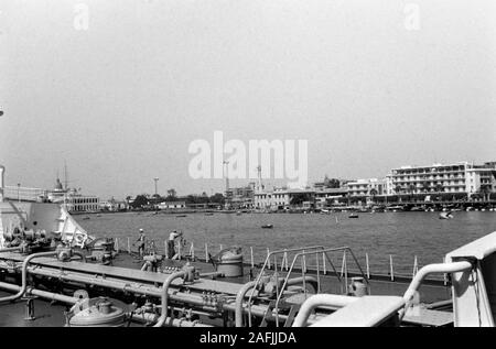 Blick auf die Hotel und Hafengebäude (links mit Kuppeln das Gebäude der Suezkanal Gesellschaft) im Hafen von Port Said, Ägypten, 1955. Visualizza gli alberghi e autorità portuale di edifici a Port Said, Egitto, 1955. Foto Stock