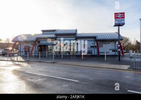 Warrington, Cheshire, Regno Unito. Xvi Dec, 2019. Nella luce di immagine del fronte di Warrington Stazione Ferroviaria Ovest ha inaugurato ufficialmente il 16 dicembre 2019 Credit: John Hopkins/Alamy Live News Foto Stock