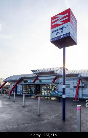 Warrington, Cheshire, Regno Unito. Xvi Dec, 2019. Nella luce di immagine del fronte di Warrington Stazione Ferroviaria Ovest ha inaugurato ufficialmente il 16 dicembre 2019 Credit: John Hopkins/Alamy Live News Foto Stock