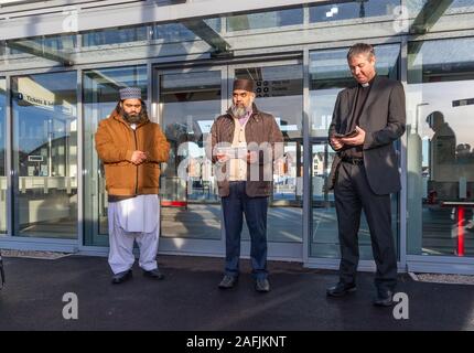 Warrington, Cheshire, Regno Unito. Xvi Dec, 2019. Multi religione preghiere sono state prese all'inizio dell'apertura di Warrington stazione ferroviaria ovest il 16 dicembre 2019 Credit: John Hopkins/Alamy Live News Foto Stock