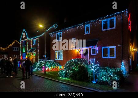 Ossett cava Strada del Legno, Northamptonshire, 15 dicembre 2019, 28 case lite con le luci di Natale nel periodo di Natale conosciuto localmente Foto Stock