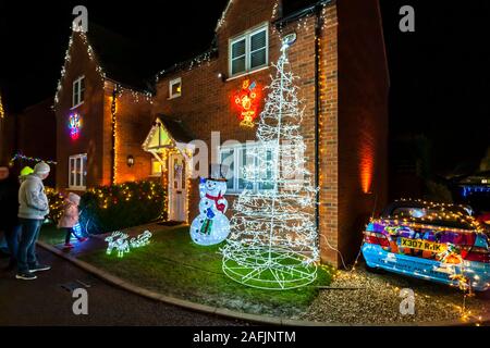 Ossett cava Strada del Legno, Northamptonshire, 15 dicembre 2019, 28 case lite con le luci di Natale nel periodo di Natale conosciuto localmente Foto Stock