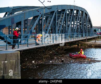 Pulire i detriti e rifiuti in acqua di fiume di Leith da Victoria swing Bridge, Edimburgo, Scozia, Regno Unito Foto Stock