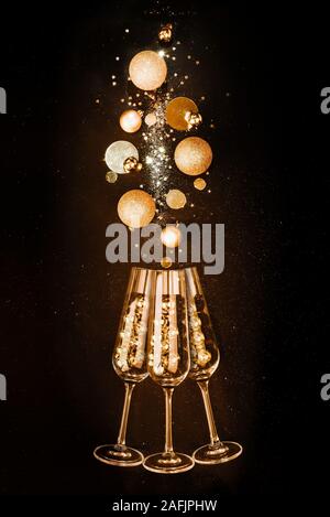 Bicchieri di vino di champagne, decorazioni d'oro su sfondo nero Foto Stock