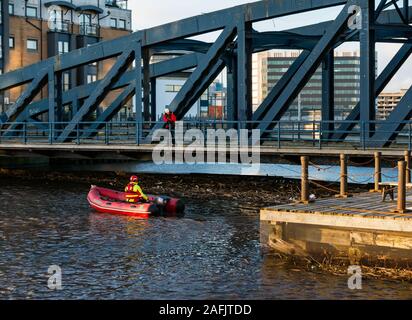 Pulire i detriti e rifiuti in acqua di fiume di Leith da Victoria swing Bridge, Edimburgo, Scozia, Regno Unito Foto Stock