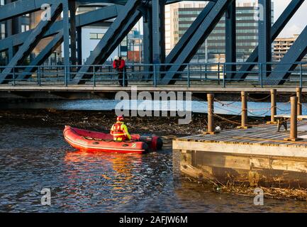 Pulire i detriti e rifiuti in acqua di fiume di Leith da Victoria swing Bridge, Edimburgo, Scozia, Regno Unito Foto Stock