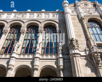 Vigadó (di solito tradotto come "luogo di allegria") di Budapest è la seconda più grande sala da concerto, situato sulla sponda orientale del Danubio a Budapest Foto Stock