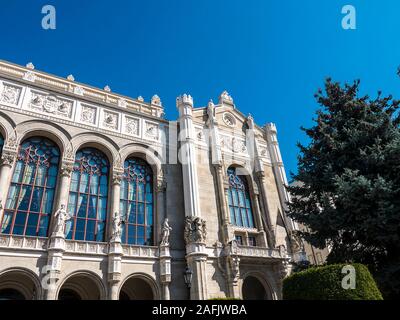 Vigadó (di solito tradotto come "luogo di allegria") di Budapest è la seconda più grande sala da concerto, situato sulla sponda orientale del Danubio a Budapest Foto Stock