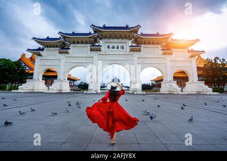 La donna a piedi a Archway di Chiang Kai Shek Memorial Hall di Taipei, Taiwan. Foto Stock