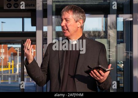 Warrington, Cheshire, Regno Unito. Xvi Dec, 2019. Il Reverendo Martin Thorpe dà una preghiera all'inizio dell'apertura ufficiale di Warrington stazione ferroviaria ovest il 16 dicembre 2019 Credit: John Hopkins/Alamy Live News Foto Stock