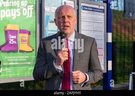 Warrington, Cheshire, Regno Unito. Xvi Dec, 2019. Russ, Bowden Leader di Warrington Consiglio Comunale, indirizzi ospiti presso l'apertura ufficiale di Warrington stazione ferroviaria ovest il 16 dicembre 2019 Credit: John Hopkins/Alamy Live News Foto Stock