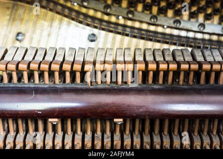 Vista interna del vecchio giocatore pianoforte: martelli, stringhe piroli, metallo e scheda audio Foto Stock