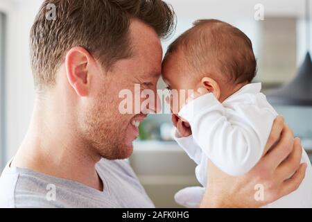 Chiusura del Padre amorevole Azienda 3 Mese Bimba a casa Foto Stock