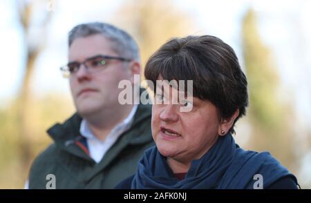 La DUP's Gavin Robinson e Arlene Foster parlando ai media dopo i colloqui per ripristinare l'Irlanda del Nord Powersharing esecutivo a Stormont House di Belfast. Foto Stock