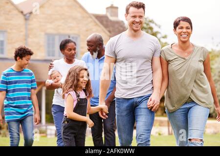 Sorridente Multi-Generation razza mista famiglia nel giardino di casa insieme Foto Stock