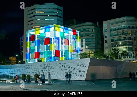 Il Centre Pompidou e il Museo di Arte Moderna di Malaga illuminata di notte, Spagna Foto Stock