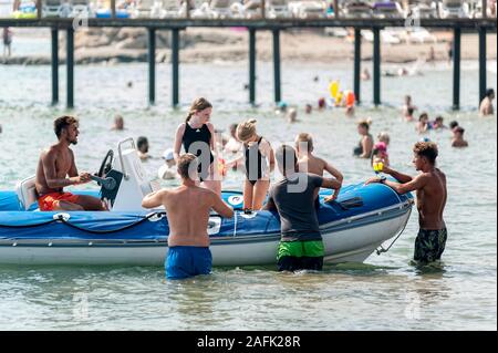 Imbarcazione a motore con i turisti sul Mar Mediterraneo Foto Stock