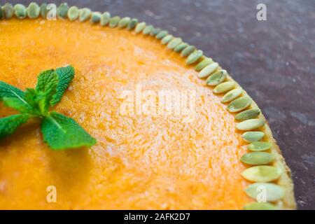 Torta di zucca. La Giornata del ringraziamento. Tradizionale autunno torta. Close-up. Foto Stock