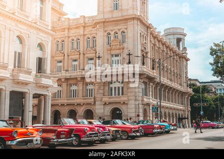 L'Avana, Cuba - Ottobre 18, 2019: Retro auto come taxi per i turisti a l'Avana, Cuba. Foto Stock
