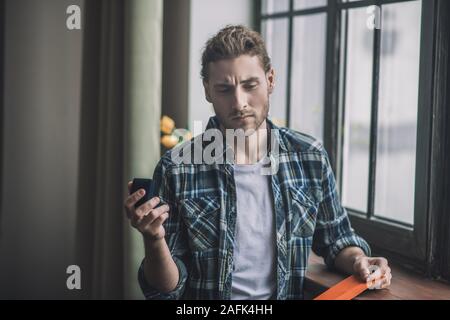 Bello con i capelli lunghi uomo di decidere di fare una proposta. Foto Stock