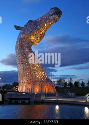 Il Kelpies, Collegamento europee nel Falkirk Area del Consiglio, canale di Forth e Clyde al crepuscolo, Scotland, Regno Unito Foto Stock