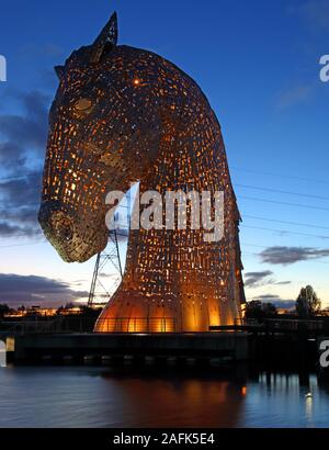 Il Kelpies, Collegamento europee nel Falkirk Area del Consiglio, canale di Forth e Clyde al crepuscolo, Scotland, Regno Unito Foto Stock
