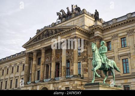 Centro commerciale Palace arcate in Braunschweig, Germania. Scultura di Federico Guglielmo duca di Brunswick-Wolfenbüttel Quadriga e sul tetto. Foto Stock